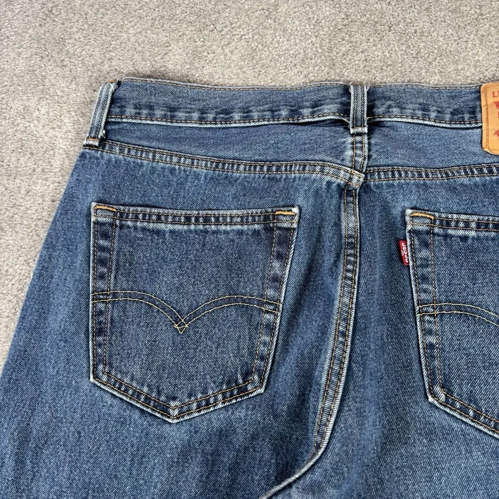 Levi's 550 Jeans Men 34x32 Relaxed Fit Tapered Medium Wash Blue Denim Cotton Dad